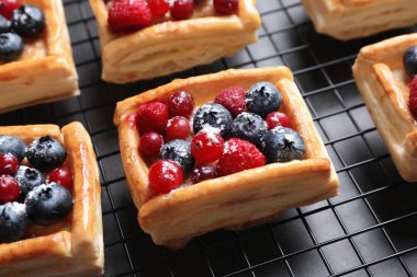 puf böreği tatlı çilek ile