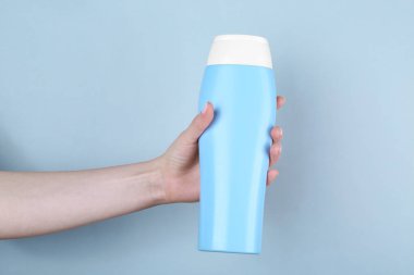 kozmetik ürün şişe ile el 