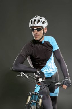 Genç sportif bisikletçi bisiklet ile