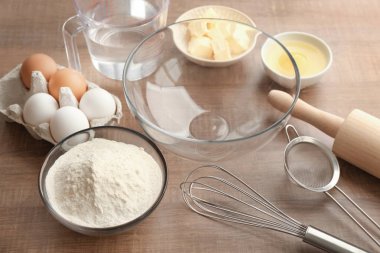 Un ve malzemelerle kase