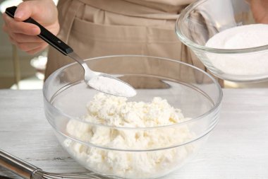 Ev yapımı peynirli kek için malzemeler 