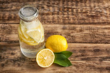 Şişe soğuk limonata ile