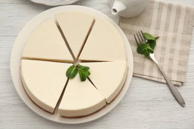 Dilimlenmiş cheesecake ile plaka