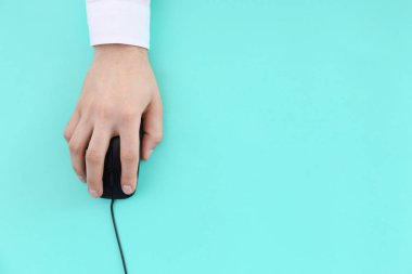 bilgisayar faresi ile erkek eli 