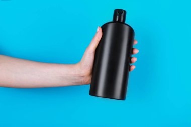 kozmetik ürün şişe ile el 