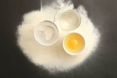Yumurta ve su ile un 