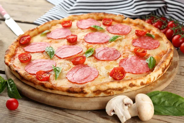 Vynikající pizza se salámem — Stock fotografie