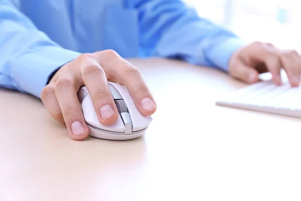 Mão masculina com mouse de computador — Fotografia de Stock