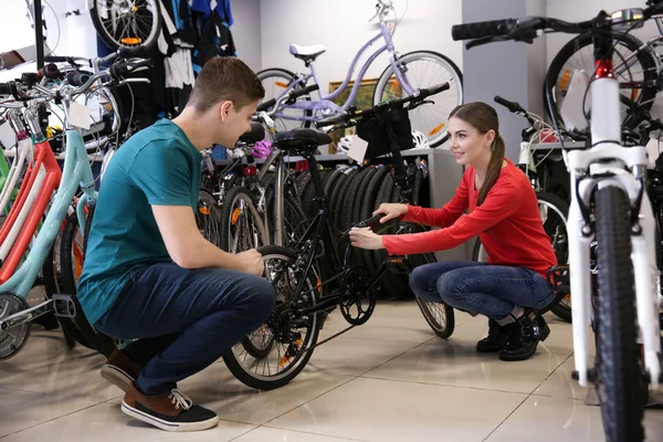 Vrouw weergegeven: fiets op de mens — Stockfoto