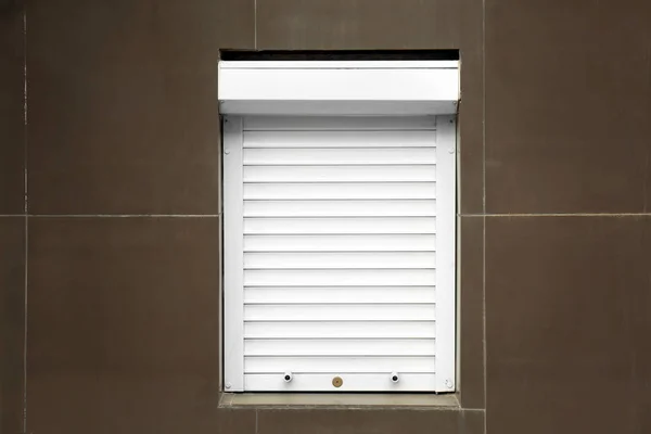Белое окно с жалюзи — стоковое фото