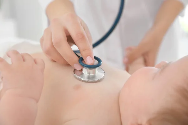 Médico examinando bebê pequeno — Fotografia de Stock