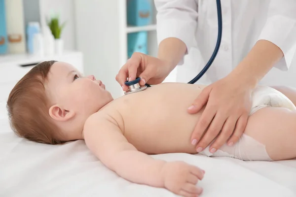 Médico examinando bebê pequeno — Fotografia de Stock