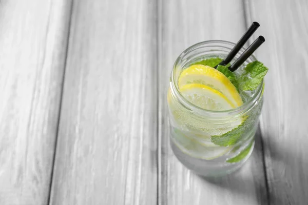 Tarro de vidrio con agua fría de limón y pajitas —  Fotos de Stock