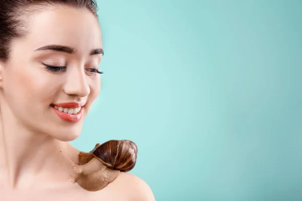 Jovem mulher com caracol gigante Achatina — Fotografia de Stock