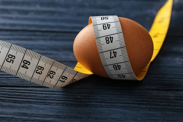 Αυγό με ταινία μέτρησης — Φωτογραφία Αρχείου