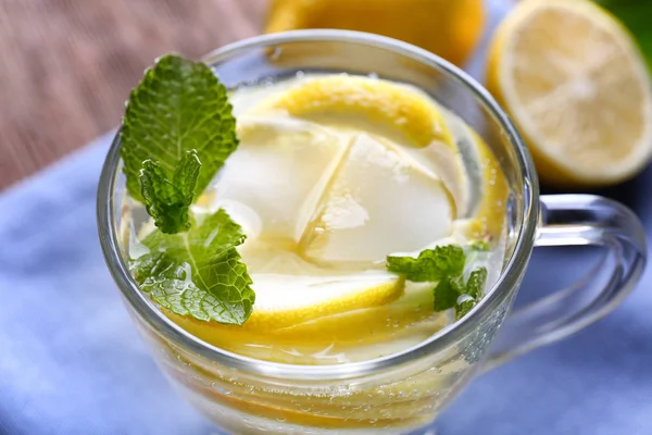 Tazza di acqua fredda al limone — Foto Stock