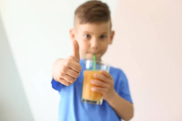 Söt liten pojke dricka saft — Stockfoto