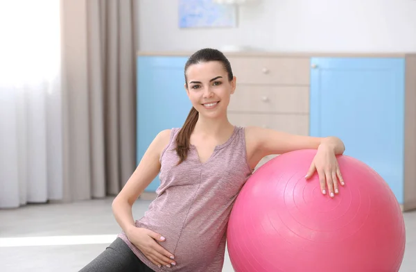 Kobieta w ciąży robi ćwiczenia — Zdjęcie stockowe