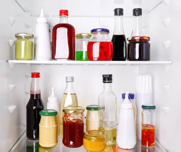 Verschiedene Saucen im Kühlschrank — Stockfoto