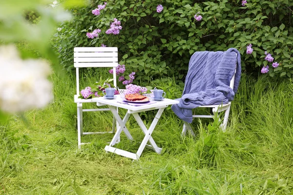 Desayuno en jardín lila — Foto de Stock