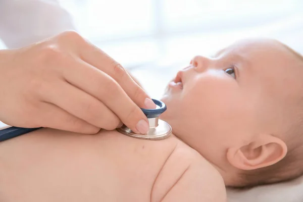 Médico examinando bebê pequeno — Fotografia de Stock