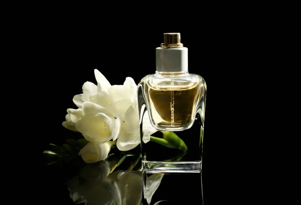 Flacon de parfum et fleur — Photo