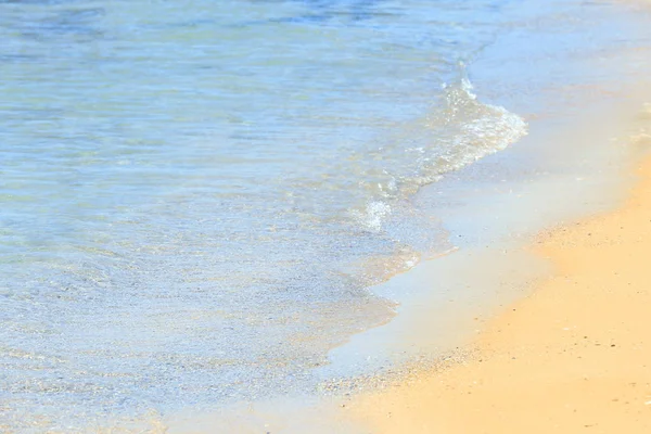 Теплий пісок і морські хвилі — стокове фото