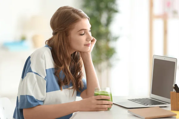 Mujer bebiendo batido saludable — Foto de Stock