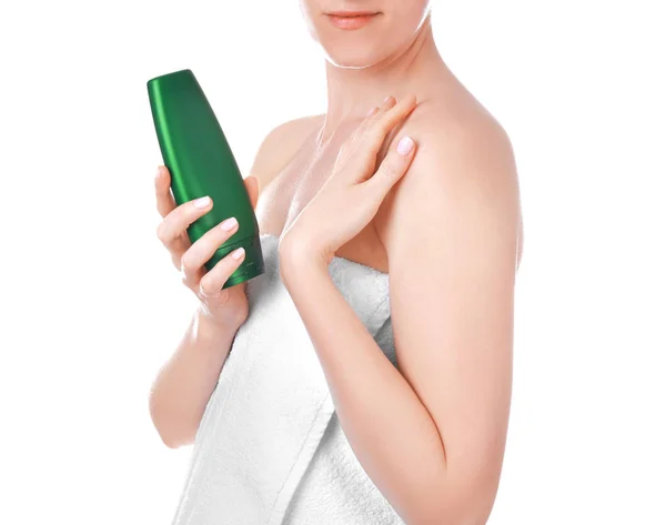 Ung kvinna med flaska av kosmetika — Stockfoto