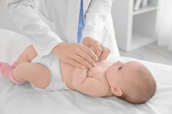 Médico examinando bebê pequeno — Fotografia de Stock