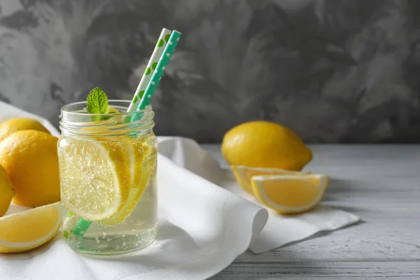 Složení s vodou studenou citron — Stock fotografie