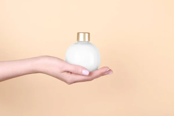 Main avec bouteille de crème — Photo