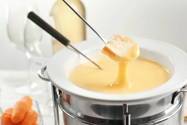 Pão mergulhado em fondue de queijo — Fotografia de Stock