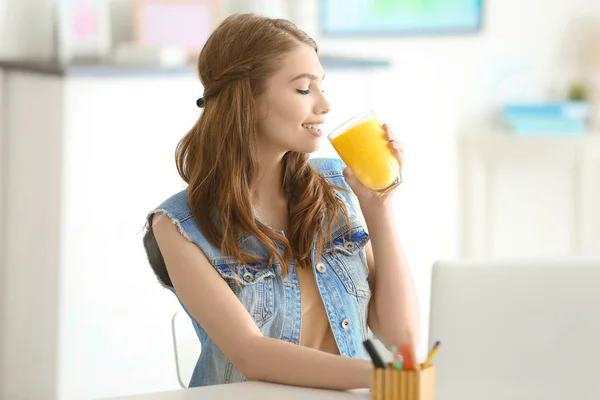 Mulher bebendo smoothie saudável — Fotografia de Stock