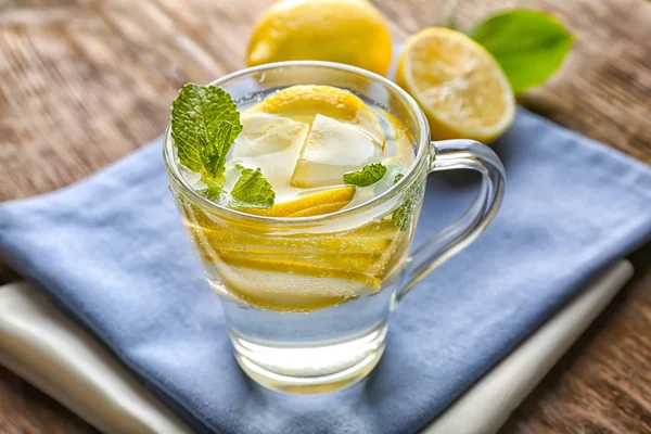 Cup of cold lemon water and napkins — Stock Photo, Image