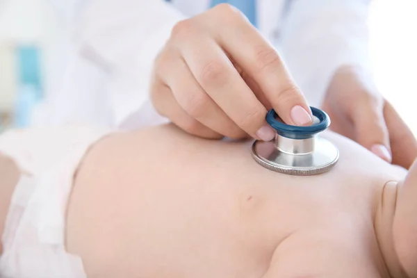 Dokter memeriksa bayi kecil — Stok Foto