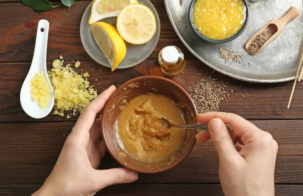 Hands preparing lemon scrub — Stock Photo, Image