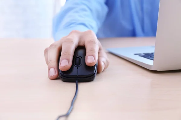 Main masculine avec souris d'ordinateur — Photo