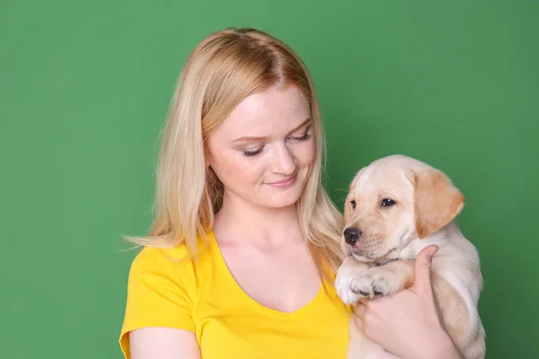 ラブラドールレトリバーの子犬を持つ女性 — ストック写真