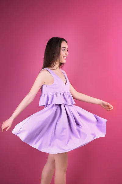 Mujer joven en vestido lila —  Fotos de Stock