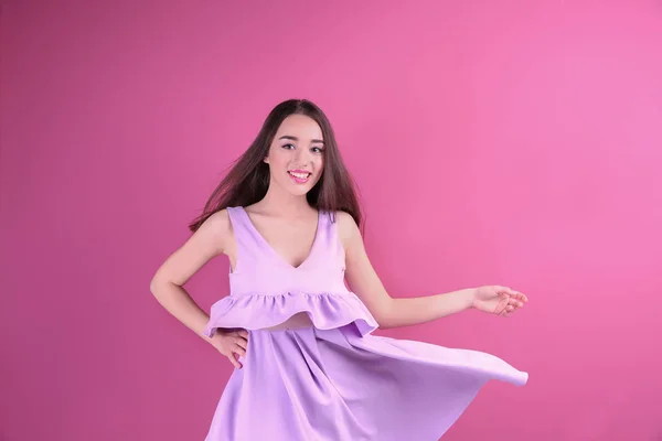 薄紫色のドレスの若い女性 — ストック写真