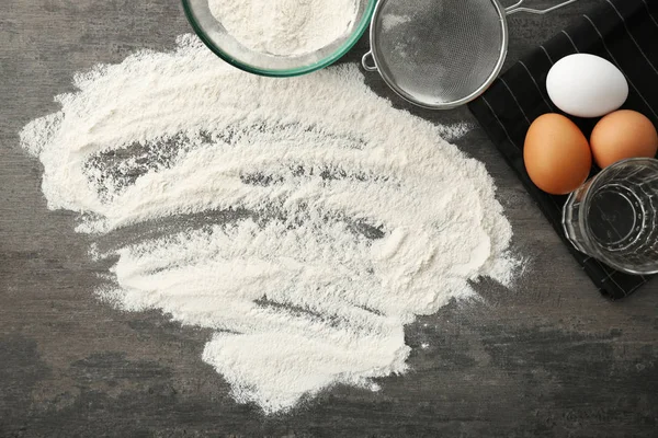 Sprinkled flour and kitchenware — Stock Photo, Image
