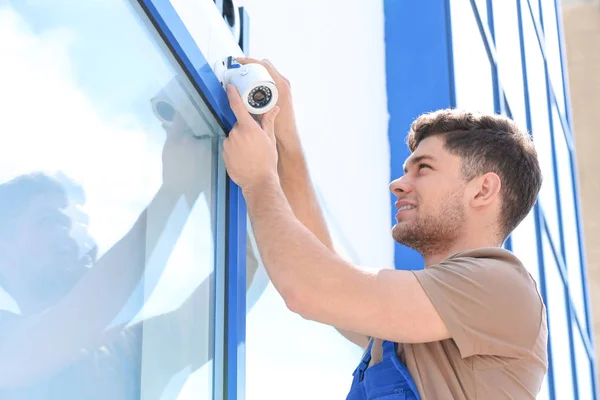 Elektricien fixing video bewakingscamera — Stockfoto