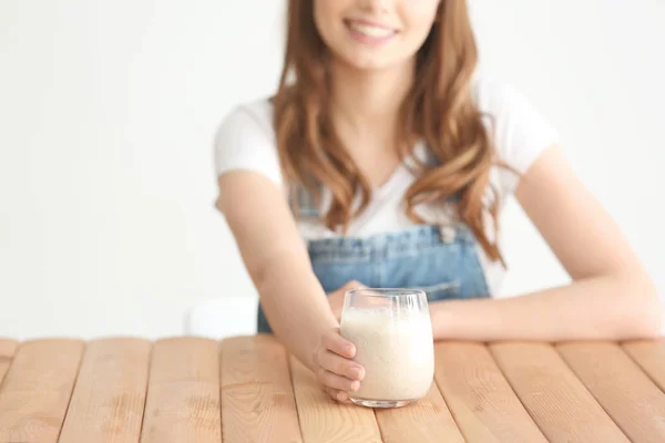 Jovem mulher com saudável delicioso smoothie — Fotografia de Stock