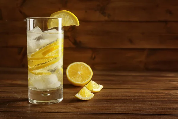 Et glass kaldt sitronvann – stockfoto