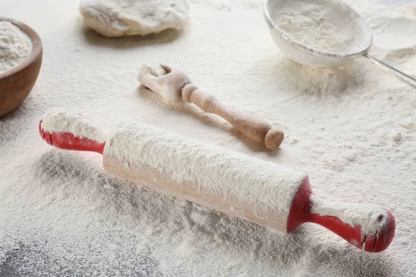 Farinha e utensílios de cozinha dispersos — Fotografia de Stock