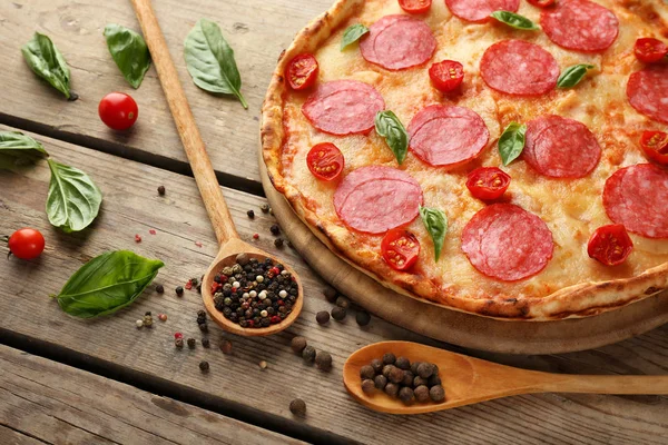 Vynikající pizza se salámem — Stock fotografie