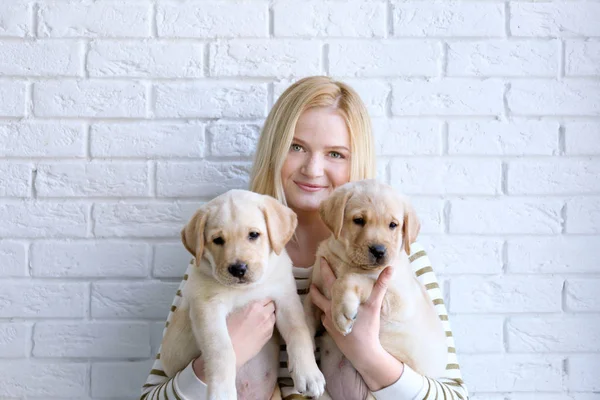 拉布拉多猎犬小狗的女人 — 图库照片