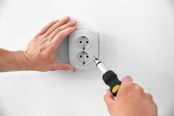 Elektricien herstel socket — Stockfoto