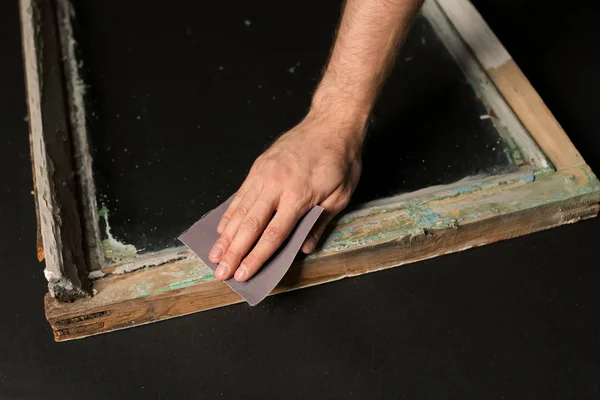 Main de travailleur cadre de peinture de vieille fenêtre — Photo